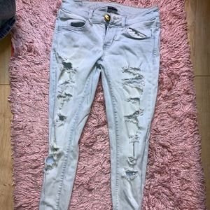 AMERICAN EAGLE RIPPED JEANS